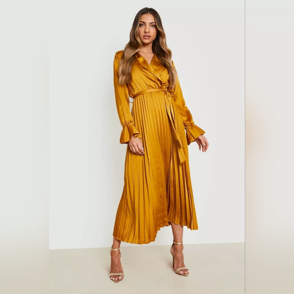🆕️ NWT Boohoo Midaxi dress Satin Pleated - Berry US 16